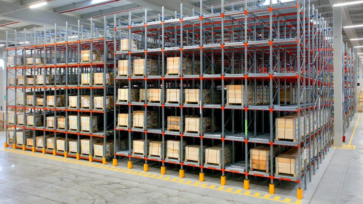 Racks de almacenaje industrial con tarimas de producto organizadas por nivel